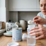 Préparation d’un biberon avec une dose de lait en poudre potentiellement trop élevée