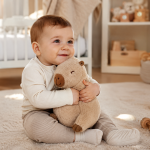 enfant qui tient une peluche dans ses bras