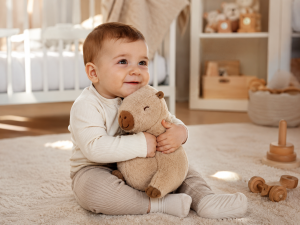 enfant qui tient une peluche dans ses bras